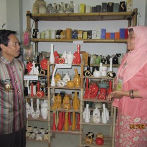 Wali Kota Malang 2011 mengunjungi galeri Yan's Keramik